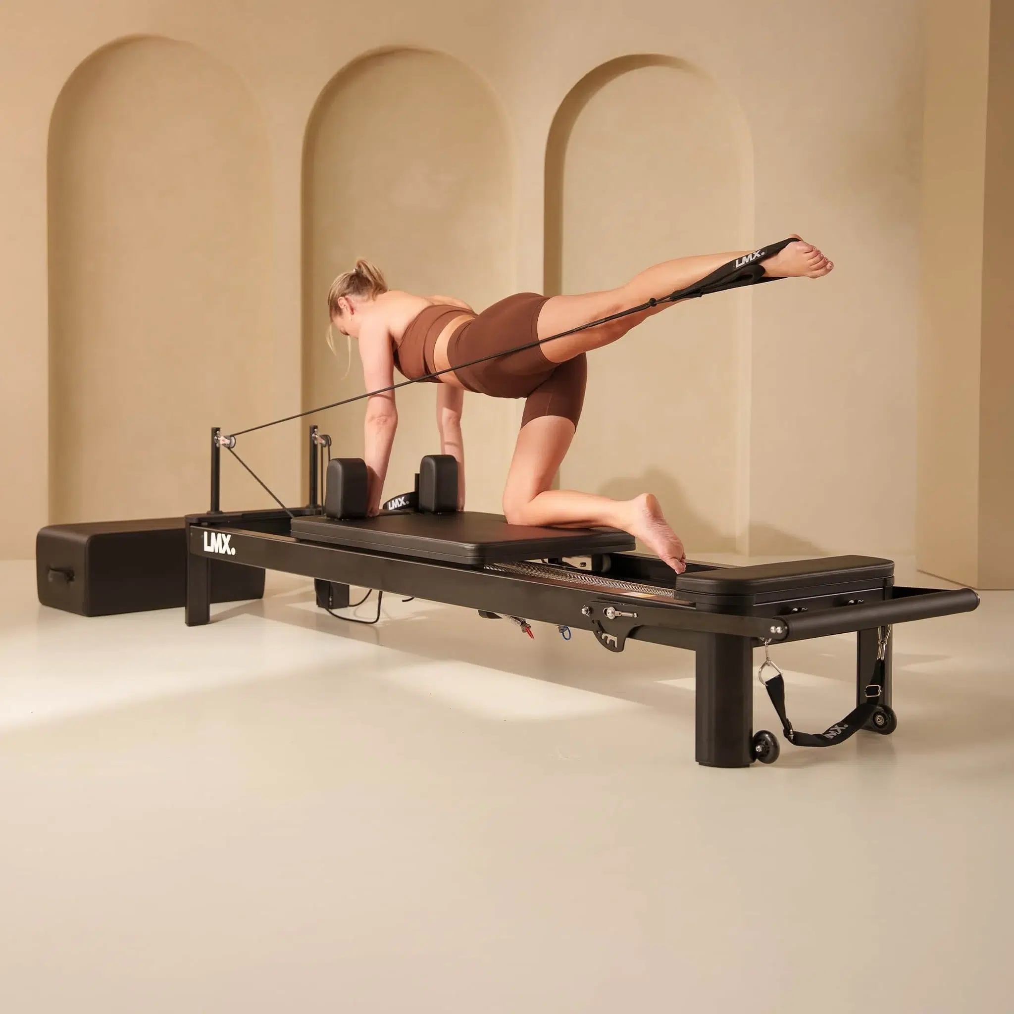 LMX2120 Lifemaxx Harmony Pilates Reformer Musta